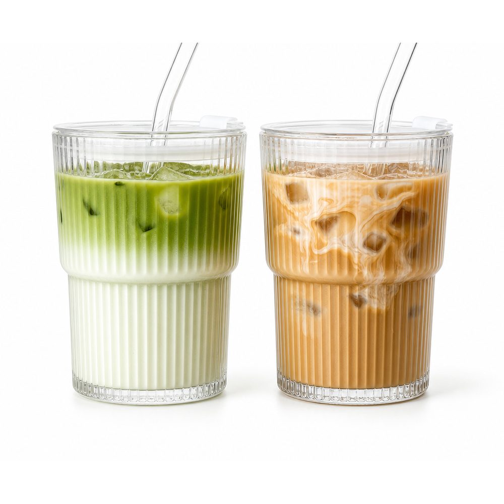 Twee geribbelde matcha glazen met deksel en glazen rietje